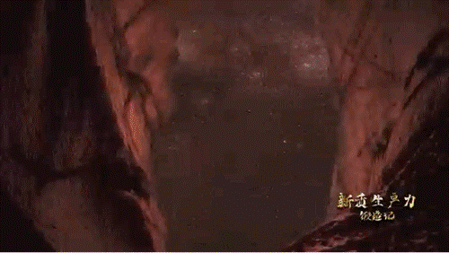 要甄別并發(fā)現(xiàn)暗物質(zhì)粒子，如同在一場人聲鼎沸的足球比賽現(xiàn)場聽見一根鋼針跌落的聲音。