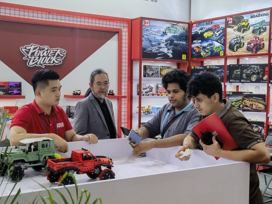 在第135屆廣交會第三期現(xiàn)場，采購商在廣東信宇科技股份有限公司展位選購、體驗積木遙控車產(chǎn)品（5月2日攝）。新華社記者 洪澤華 攝