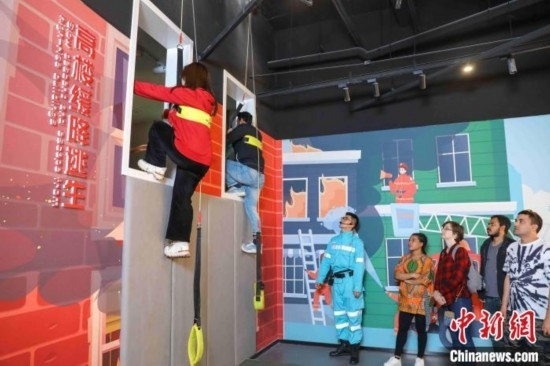 5月9日，留學(xué)生體驗?zāi)M高樓緩降逃生。張鷹 攝