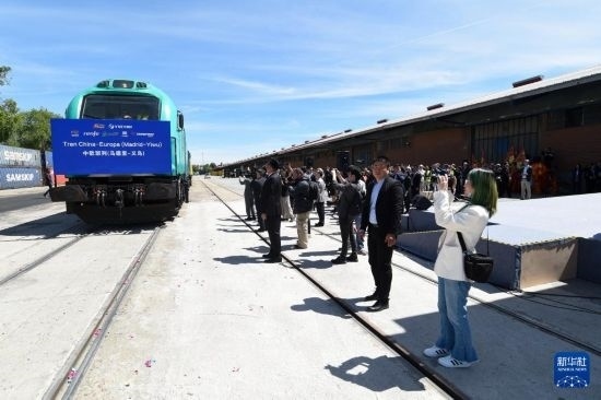 5月8日，在西班牙馬德里，嘉賓們參加中歐班列（義烏—馬德里）開行十周年紀念號班列發(fā)車儀式。新華社發(fā)（古斯塔沃·巴連特攝）