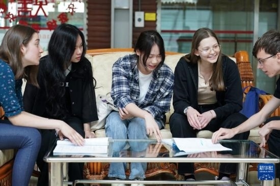 4月28日，宋智孝（右二）和胡靈月（左一）在北京首都師范大學(xué)校園內(nèi)與同學(xué)交流。新華社記者 彭子洋 攝