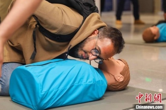 5月9日，留學(xué)生利用假人道具練習(xí)心肺復(fù)蘇技巧。張鷹 攝
