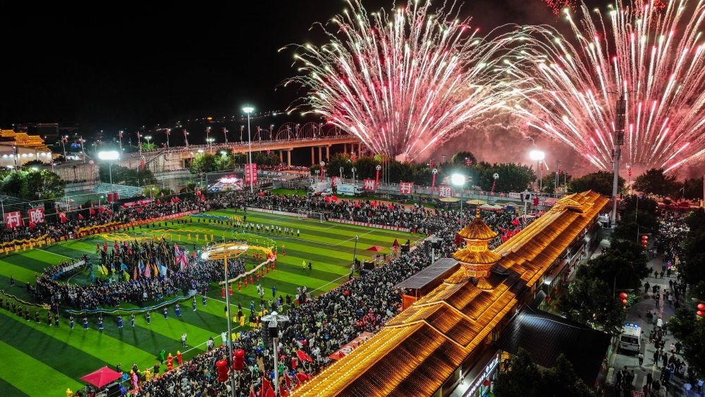 在貴州省榕江縣舉行的2024全國“村晚”示范展示活動暨貴州“村超村晚”活動中，音樂煙花秀精彩上演（2024年2月3日攝，無人機(jī)照片）。新華社記者 劉續(xù) 攝