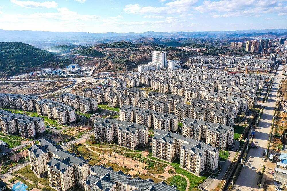 貴州省威寧縣五里崗街道朝陽新城易地扶貧搬遷安置小區(qū)（2021年11月28日攝，無人機(jī)照片）。新華社記者 楊文斌 攝