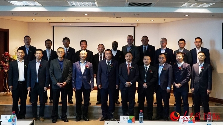 與會(huì)嘉賓合影。人民網(wǎng) 劉暢攝