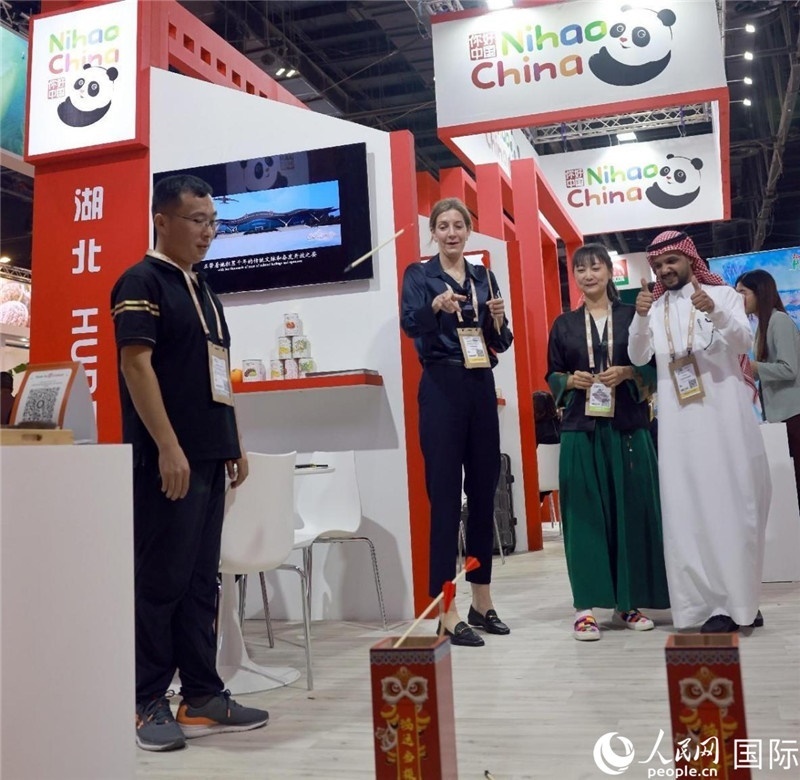 觀眾在參與投壺游戲。人民網(wǎng)記者管克江攝