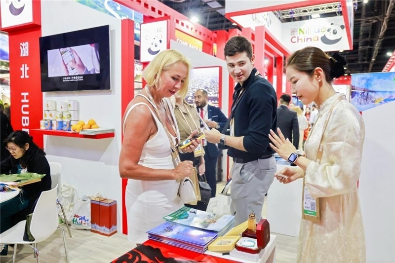 觀眾在參觀中國展臺。錢文康攝