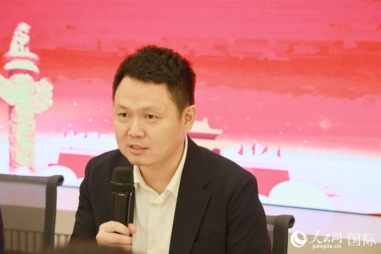 中國駐里約熱內(nèi)盧總領(lǐng)館副總領(lǐng)事王尉育在座談會(huì)上致辭。人民網(wǎng)記者 陳海琪攝