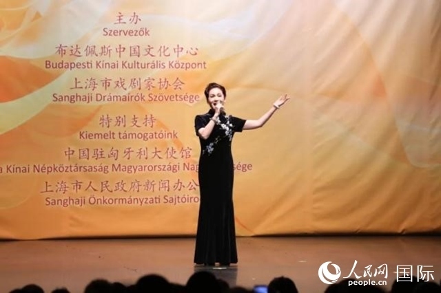 “玉蘭花開·魅力上?！弊哌M布達佩斯。葉辰亮攝