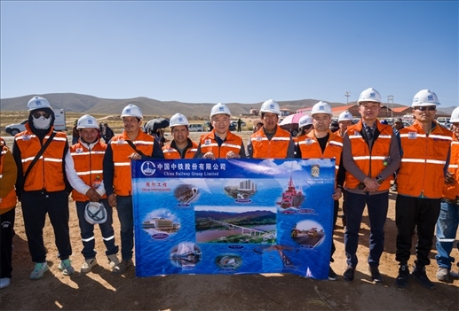 奧魯羅公路項目開工儀式現(xiàn)場，中國中鐵員工代表合影。中國中鐵供圖