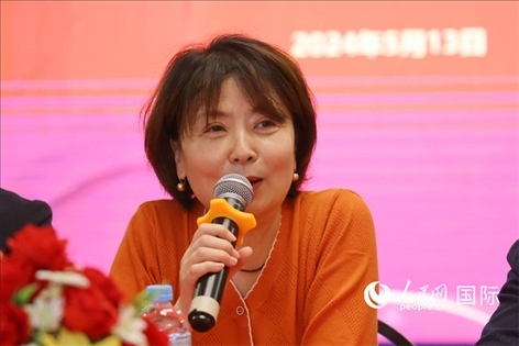 陜西省歸國華僑聯(lián)合會(huì)黨組成員、副主席兼秘書長(zhǎng)尚小紅在座談會(huì)上致辭。人民網(wǎng)記者 陳海琪攝