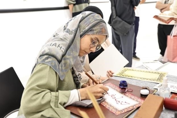 摩洛哥書法老師正在創(chuàng)作。拉巴特中國文化中心供圖