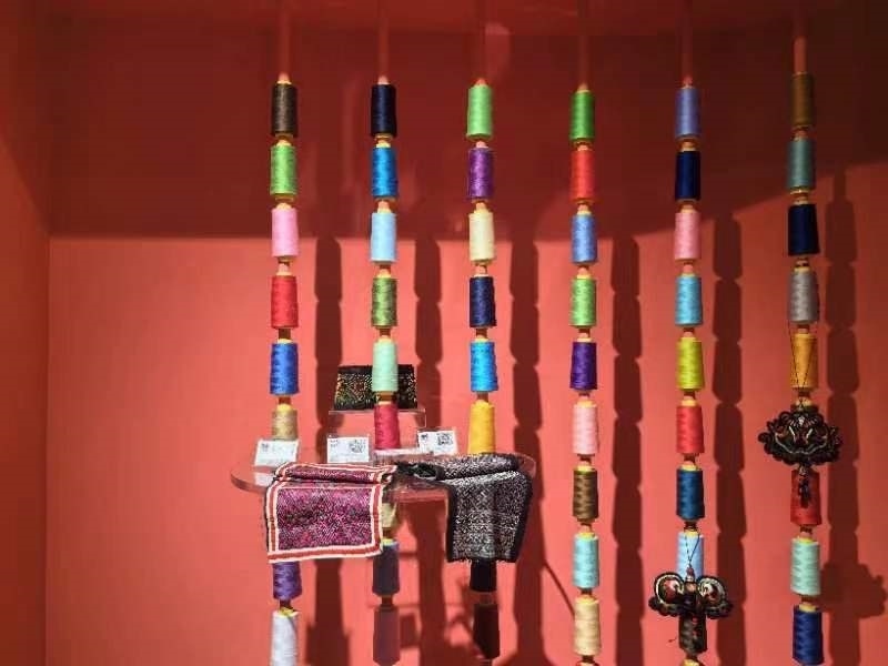 貴州省民族博物館內(nèi)展示的色彩斑斕的苗繡原材料及繡片（2024年4月27日攝）。新華社記者 楊欣 攝