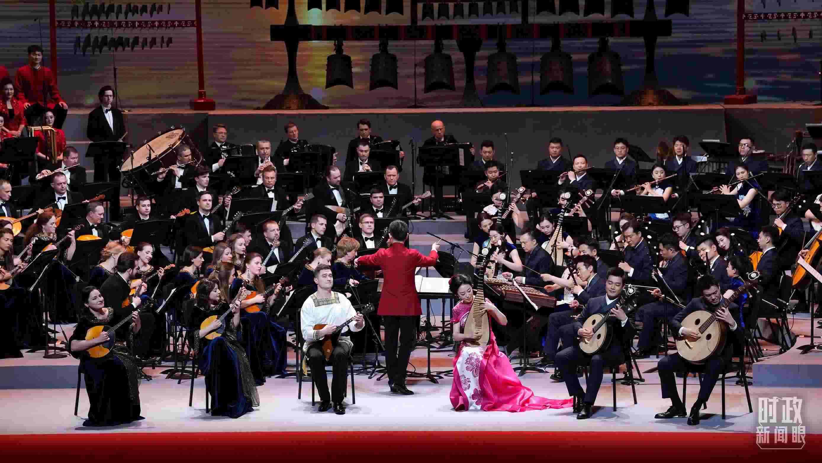 △前來(lái)參加音樂(lè)會(huì)的中俄藝術(shù)家匯聚一堂。（總臺(tái)央視記者李增仁、國(guó)廣記者李晉拍攝）