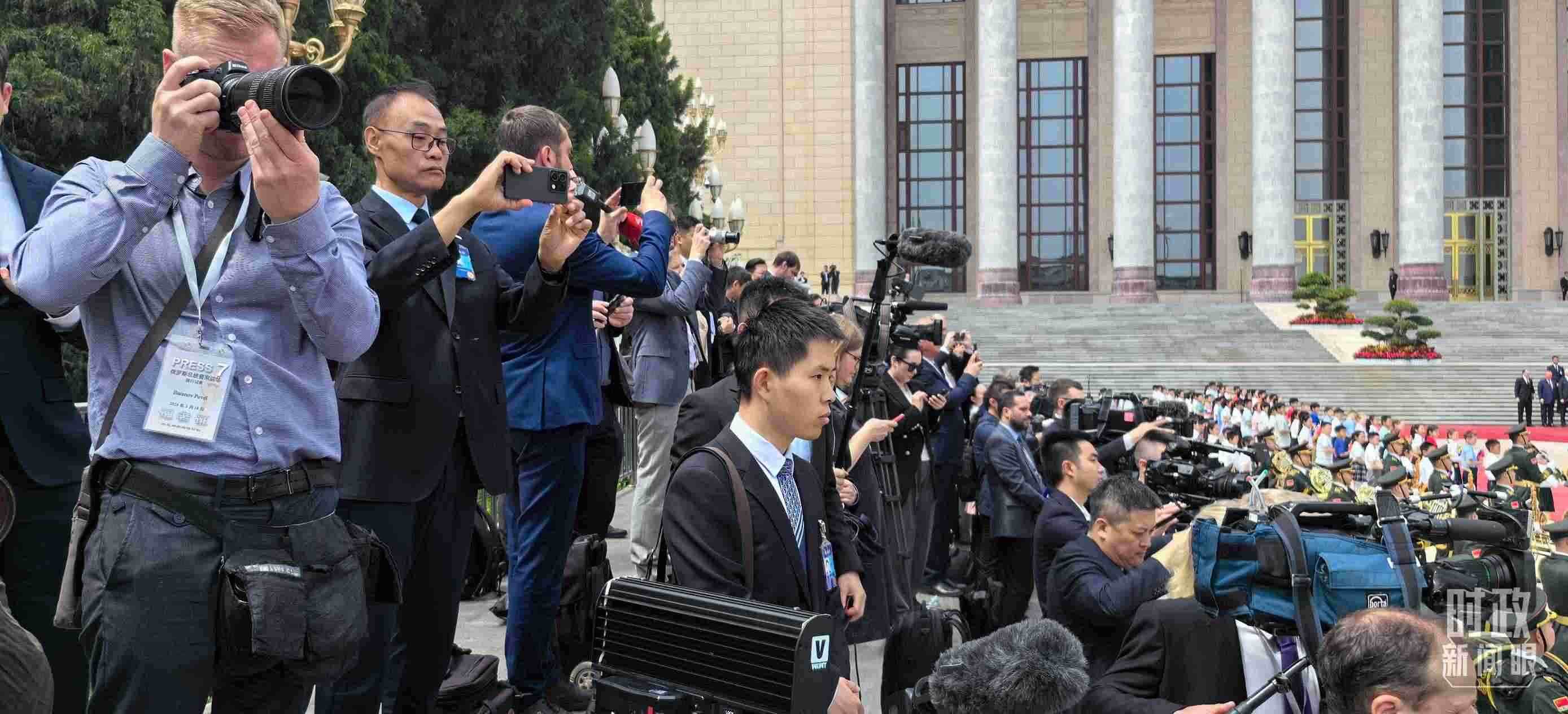 △當(dāng)天參與現(xiàn)場(chǎng)報(bào)道的中外記者。（總臺(tái)央視記者楊波、王子杭拍攝）