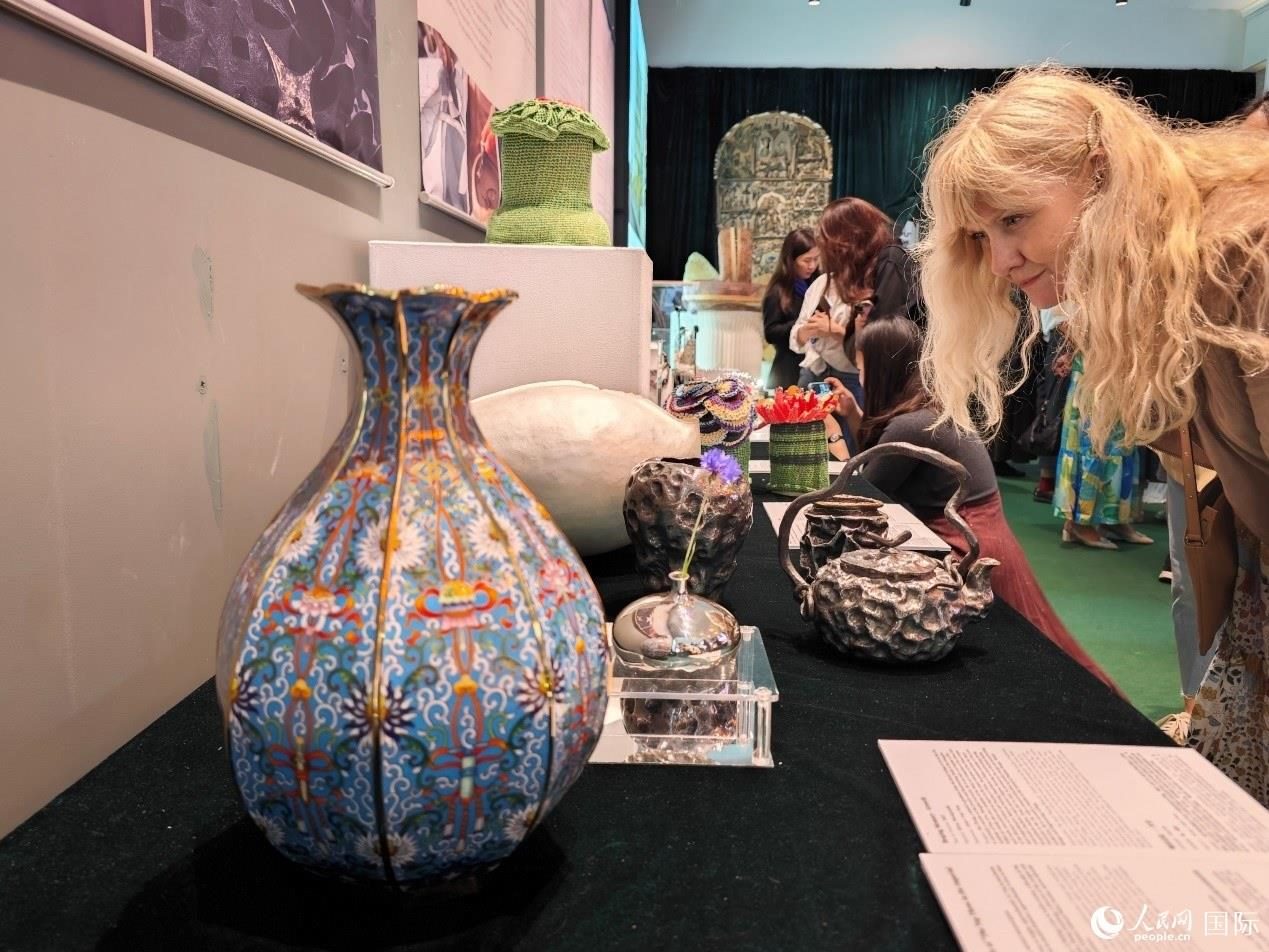 英國(guó)觀眾被中國(guó)手工藝制品所吸引。邢雪攝