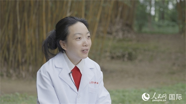 三星堆博物館文物修復(fù)師謝麗接受人民網(wǎng)采訪。人民網(wǎng)記者 張榮攝