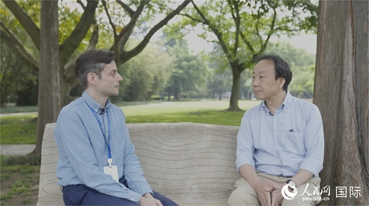 三星堆博物館館長(zhǎng)雷雨接受人民網(wǎng)采訪。人民網(wǎng)記者 張榮攝