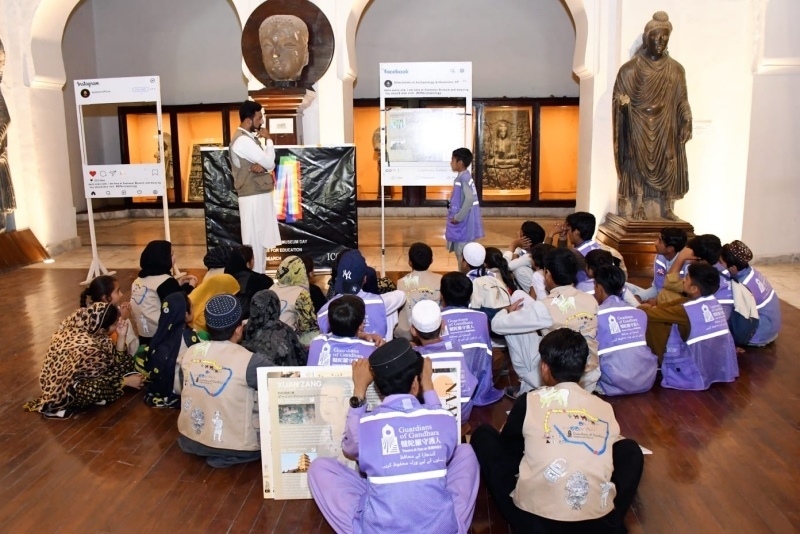 志愿者在博物館給孩子們開(kāi)展互動(dòng)講解?！瓣恿_守護(hù)人”供圖