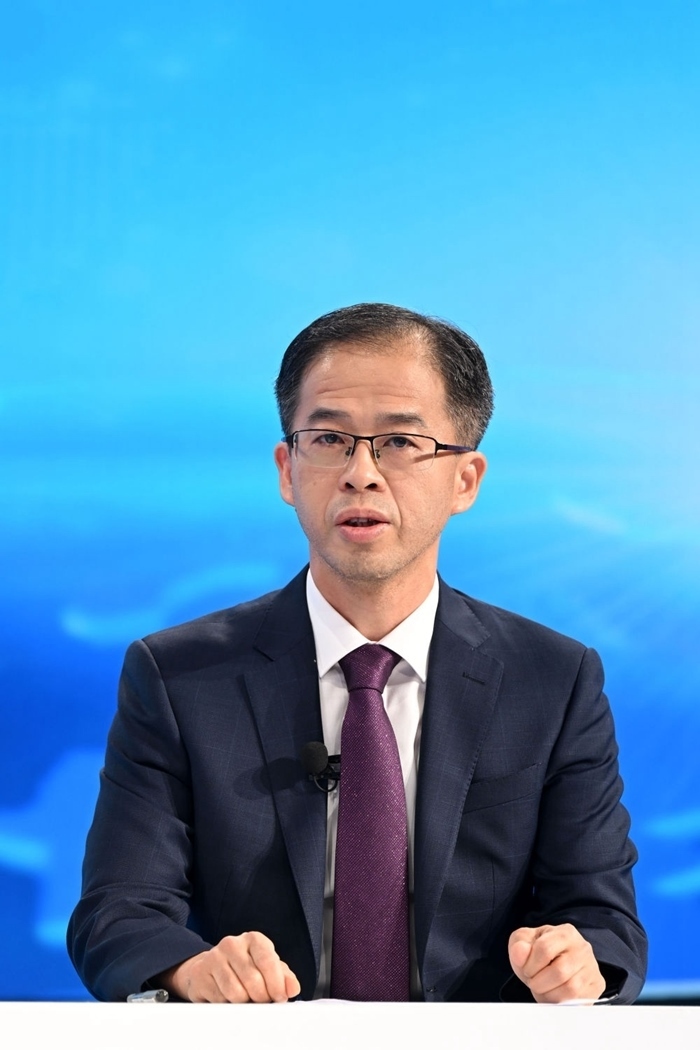 商務部政研室副主任丁維順在“中國經濟圓桌會”錄制現(xiàn)場交流發(fā)言。新華社記者 金良快 攝