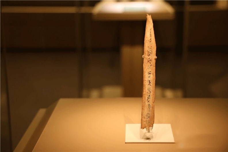 △殷墟博物館新館中展有我國(guó)博物館現(xiàn)存唯一一件文字鑲嵌綠松石甲骨。