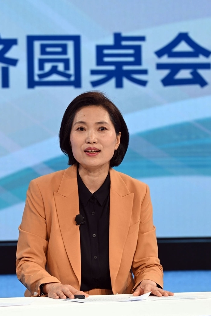 中國宏觀經濟研究院對外經濟研究所研究員曲鳳杰在“中國經濟圓桌會”錄制現(xiàn)場交流發(fā)言。新華社記者 金良快 攝