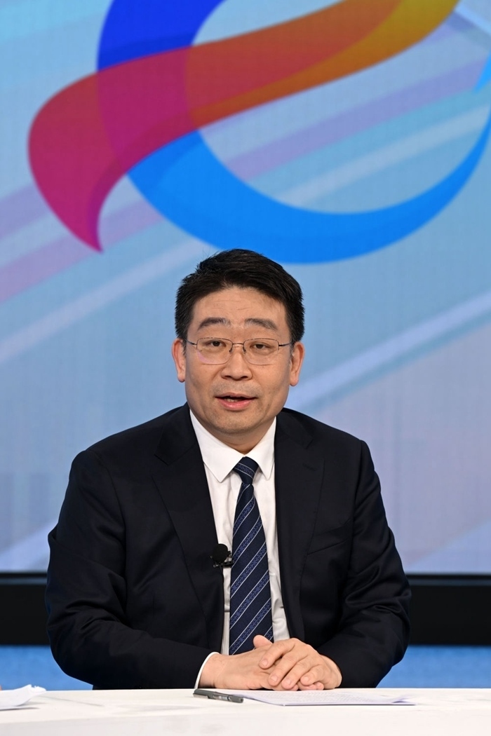 國家發(fā)展改革委產業(yè)司副司長霍福鵬在“中國經濟圓桌會”錄制現(xiàn)場交流發(fā)言。新華社記者 金良快 攝