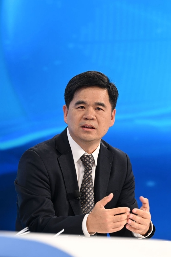 工業(yè)和信息化部運行監(jiān)測協(xié)調局副局長何海林在“中國經濟圓桌會”錄制現(xiàn)場交流發(fā)言。新華社記者 金良快 攝