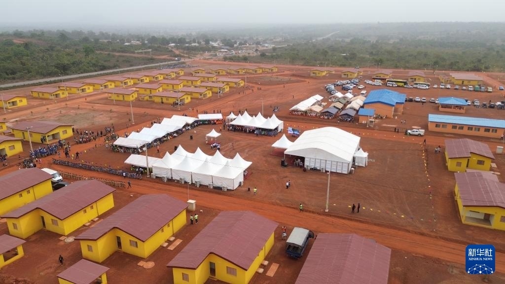 這是2023年12月16日在科特迪瓦北部城鎮(zhèn)費爾凱塞杜古以北拍攝的旱港移民新村（無人機照片）。新華社發(fā)（中成股份科特迪瓦分公司供圖）