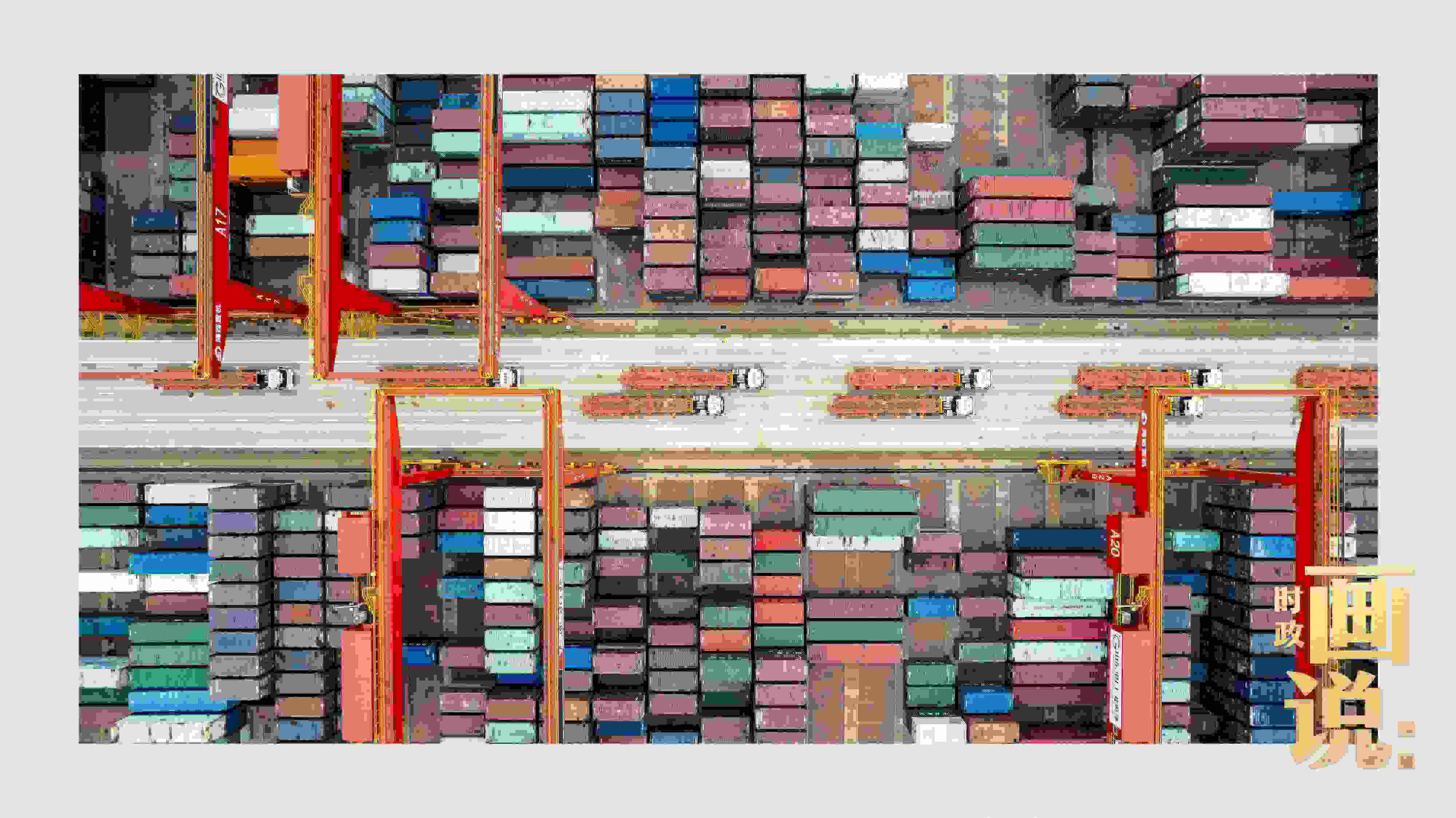 △相比于傳統(tǒng)碼頭，智慧、綠色的全自動化集裝箱碼頭單機效率可提升50%，綜合成本降低70％，人力成本下降80%，每年可削減碳排放9720噸。