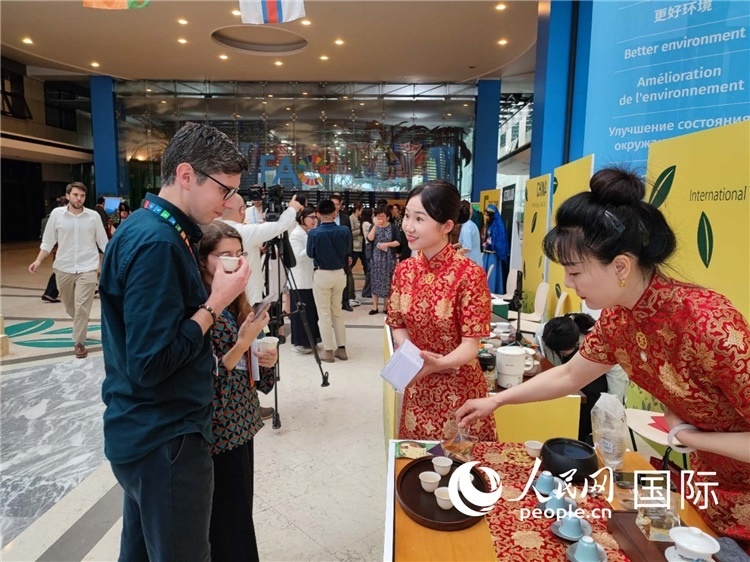 與會嘉賓在中國展臺品茶。 人民網(wǎng)記者 謝亞宏攝