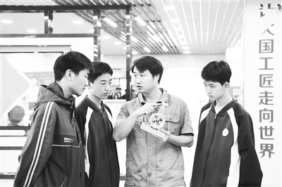 職業(yè)院校教師為數(shù)控技術(shù)應(yīng)用專業(yè)學(xué)生授課。 新華社記者 王全超攝