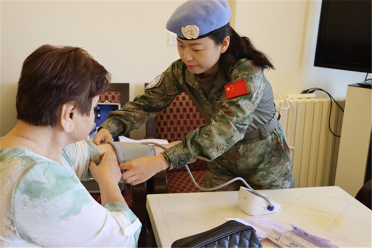 【1】 醫(yī)療分隊隊員為當?shù)鼗颊邷y量血壓。曾德樂攝