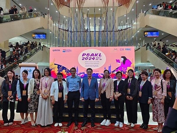 5月24日，在吉隆坡國(guó)際書(shū)展期間舉辦的中馬贈(zèng)書(shū)儀式。中國(guó)圖書(shū)進(jìn)出口（集團(tuán)）有限公司供圖