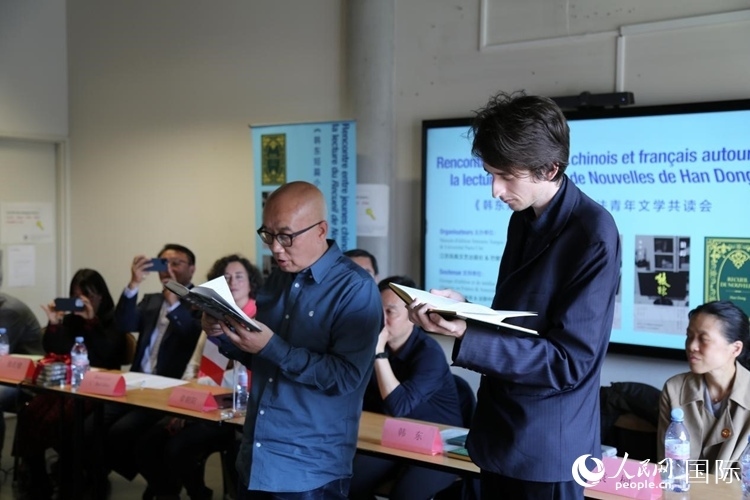 法國(guó)學(xué)子與作家韓東共讀小說(shuō)選段。人民網(wǎng)記者 于超凡攝