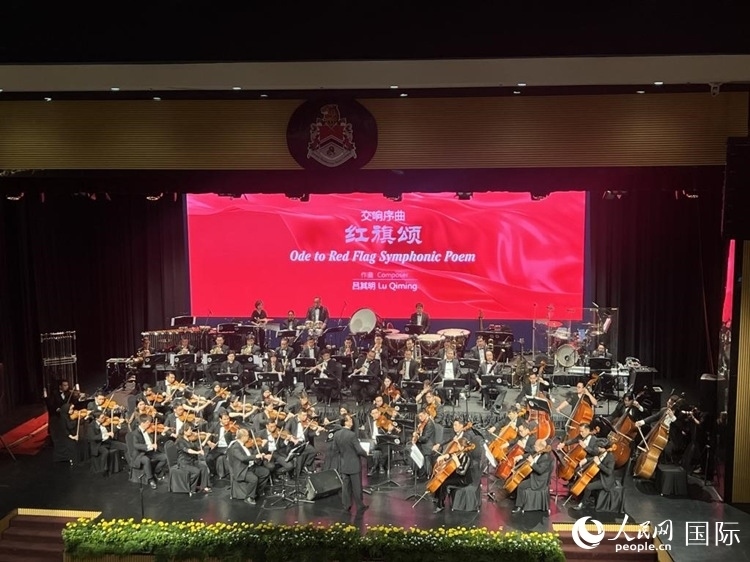 聯(lián)合音樂會(huì)現(xiàn)場(chǎng)演奏交響序曲《紅旗頌》。人民網(wǎng)記者 張矜若攝