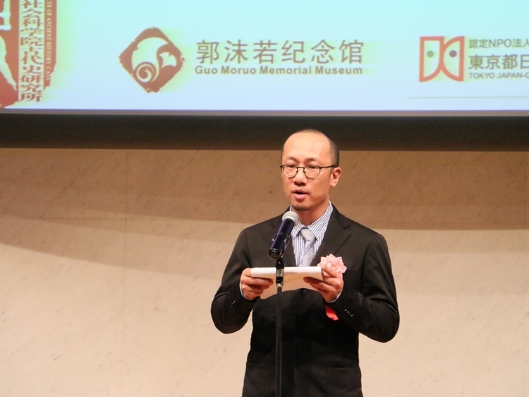 郭沫若紀念館副館長梁雪松代讀致辭。人民網(wǎng) 許可攝