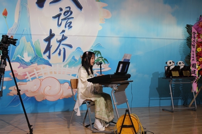 參賽選手在比賽中進(jìn)行中華才藝展示。