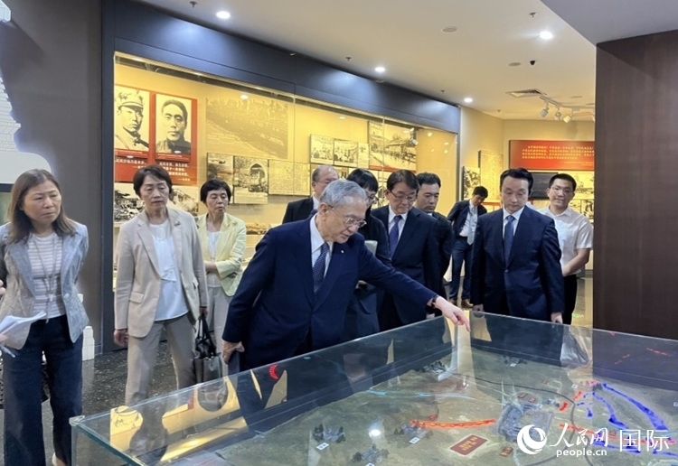創(chuàng)價(jià)學(xué)會(huì)會(huì)長(zhǎng)原田稔（中）與青年代表團(tuán)成員訪問(wèn)中國(guó)人民抗日戰(zhàn)爭(zhēng)紀(jì)念館。人民網(wǎng)記者 陳思攝