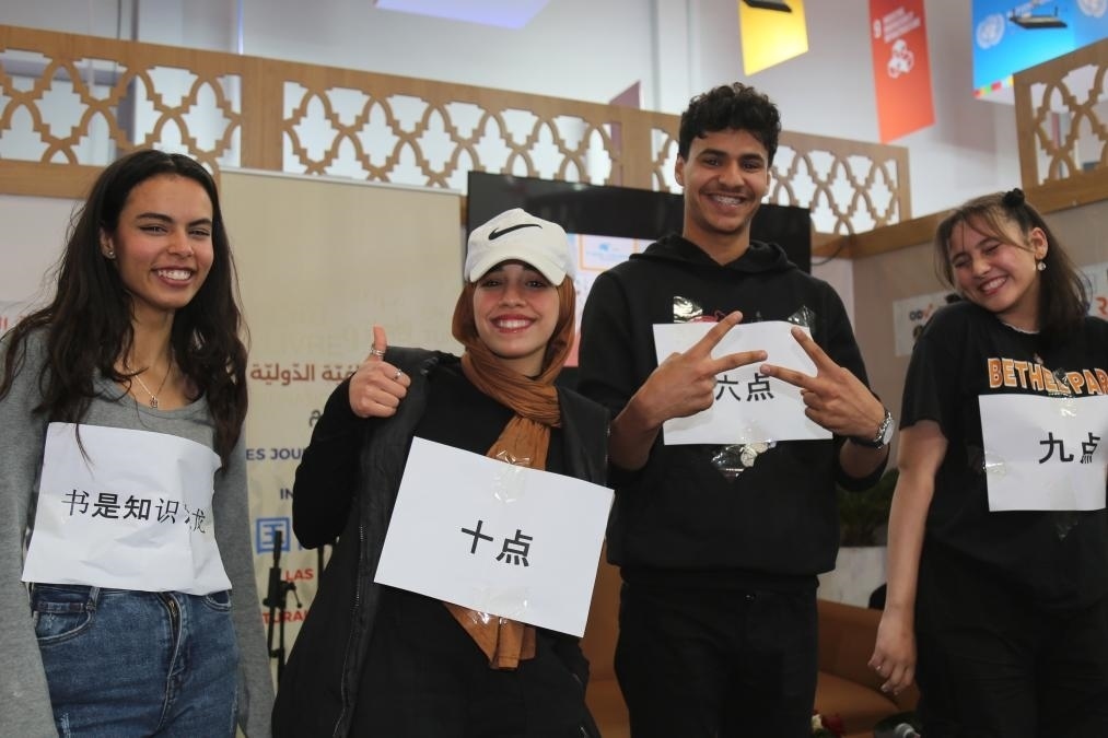 2024年4月24日，突尼斯高中生在首都突尼斯市舉辦的突尼斯國際書展上表演漢語節(jié)目。新華社發(fā)（阿代爾攝）