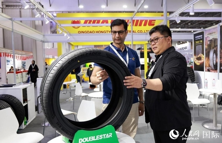 工作人員向客戶展示雙星電動(dòng)汽車輪胎。和傳統(tǒng)汽車輪胎相比，電動(dòng)汽車輪胎具有更高承載能力、更加靜音舒適、更好極速抓地、更低滾動(dòng)阻力等特點(diǎn)。人民網(wǎng)記者 管克江攝