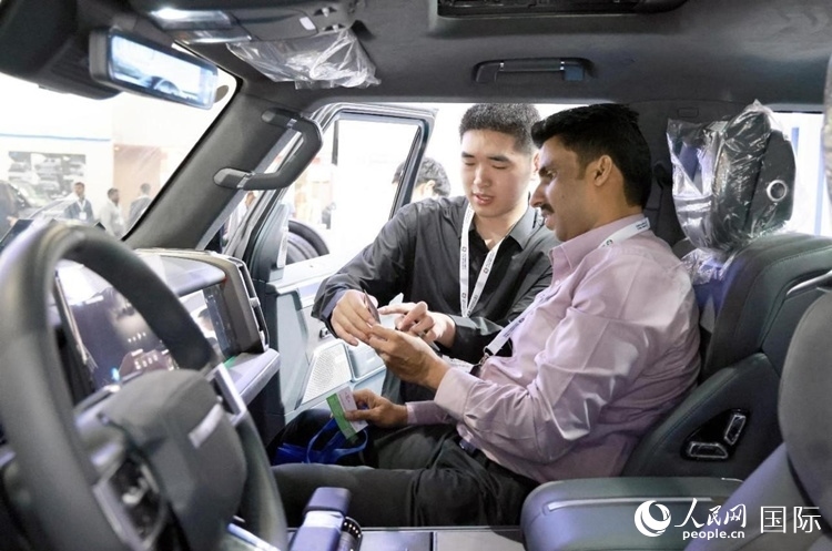 客戶在了解中國產(chǎn)汽車。人民網(wǎng)記者 管克江攝