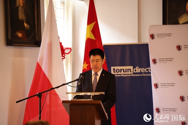 :孫霖江大使在開幕式現(xiàn)場致辭。人民網(wǎng)記者 禹麗敏攝