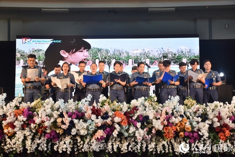 邦板牙省警察局學(xué)員在結(jié)業(yè)典禮上表演合唱。人民網(wǎng)記者 樊帆攝