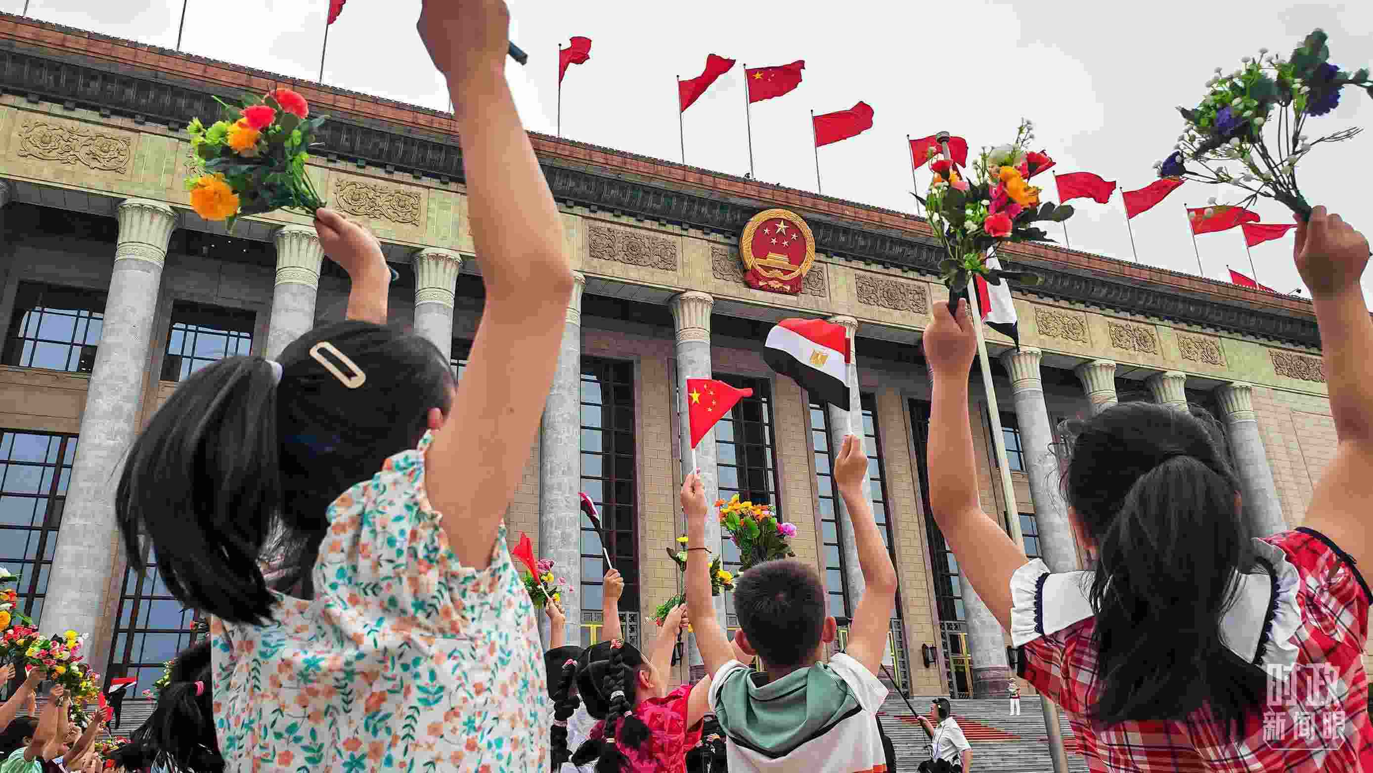 △5月29日下午，習(xí)近平主席舉行儀式歡迎埃及總統(tǒng)塞西訪華。圖為歡迎儀式現(xiàn)場的少年兒童。（總臺(tái)央視記者劉琦拍攝）
