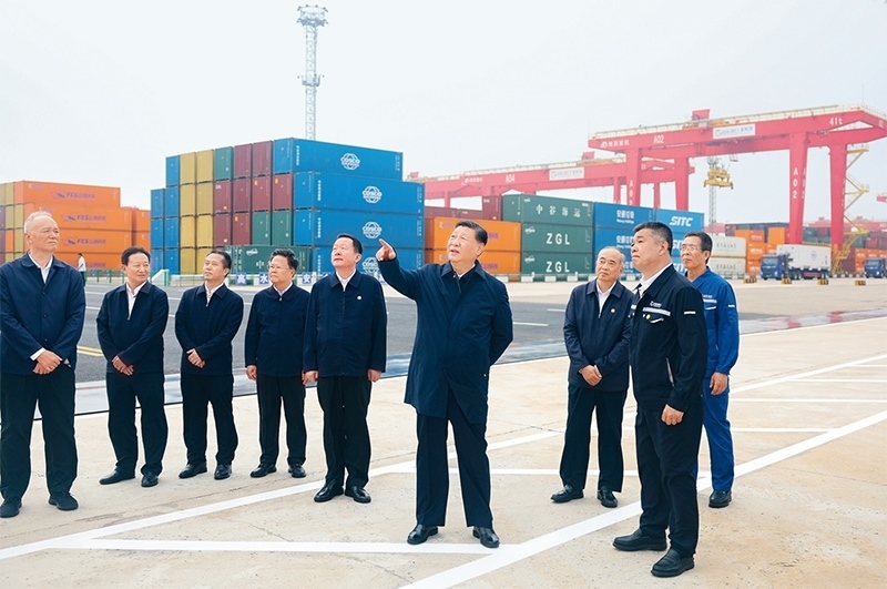 2024年5月22日至24日，中共中央總書(shū)記、國(guó)家主席、中央軍委主席習(xí)近平在山東考察。這是22日下午，習(xí)近平在日照港察看全自動(dòng)化集裝箱碼頭作業(yè)場(chǎng)景。 新華社記者 鞠鵬/攝