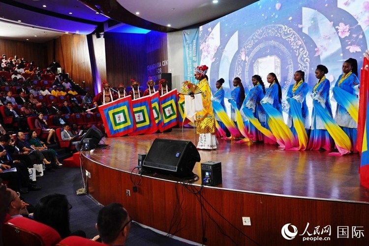 開幕式前，內(nèi)羅畢大學(xué)孔子學(xué)院學(xué)生進(jìn)行文藝表演。人民網(wǎng)記者 黃煒鑫攝