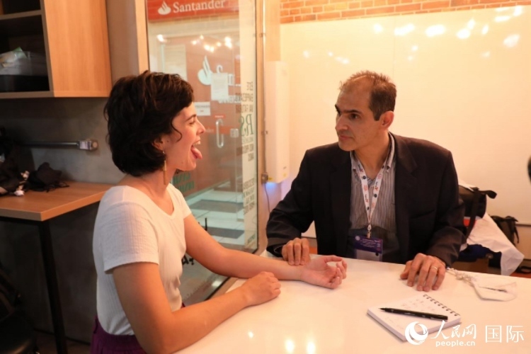 在巴西米納斯吉拉斯州首府貝洛奧里藏特開辦診所的中醫(yī)師保羅·貢扎爾韋斯，正在把脈并觀察舌苔。人民網(wǎng)記者 陳一鳴攝