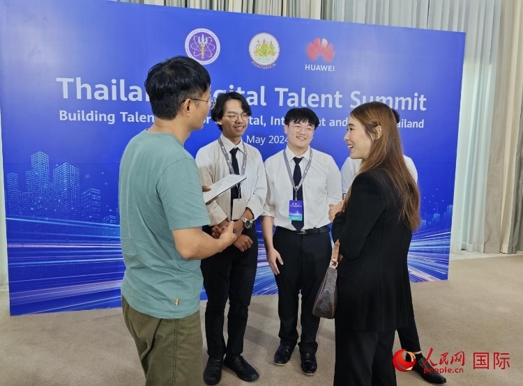 泰國(guó)國(guó)立法政大學(xué)學(xué)生接受本網(wǎng)采訪。李映民攝