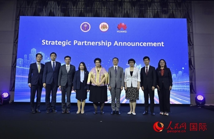 數(shù)字人才峰會(huì)現(xiàn)場(chǎng)。左五為泰國(guó)高等教育、科學(xué)、研究和創(chuàng)新部長(zhǎng)素巴瑪·伊沙拉帕迪，右三中國(guó)駐泰國(guó)大使館教育參贊許蘭，右四為華為泰國(guó)技術(shù)有限公司總經(jīng)理李雄偉。人民網(wǎng)記者 簡(jiǎn)承淵攝